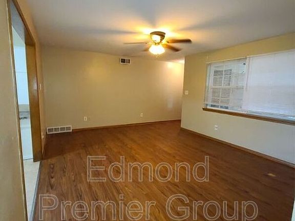 2nd image of 905 Vickie Dr