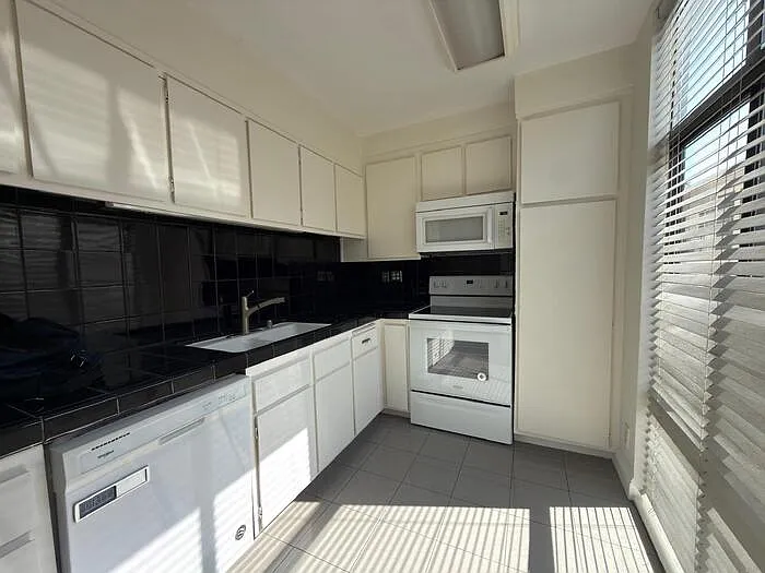 14912 Dickens St #13 — Photo 3