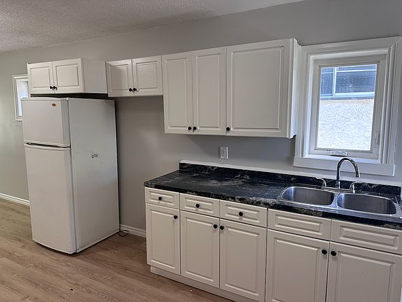 3rd image of 1208 Garnet St