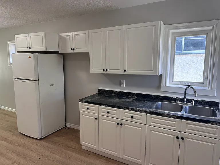 1208 Garnet St — Photo 3