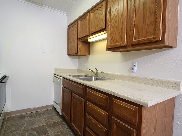 Sunburst Apts — Photo 6
