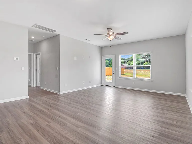 103 Drake Village Dr — Photo 4