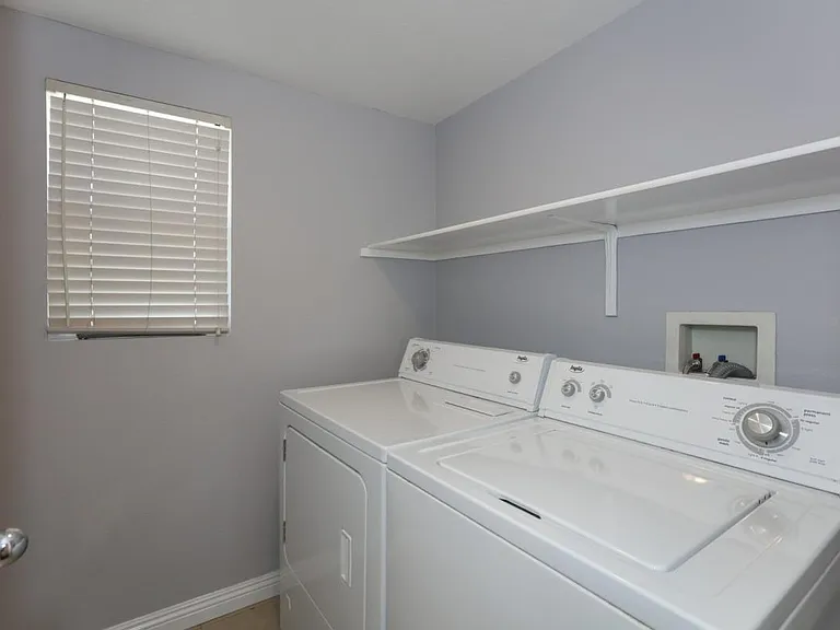 9122 Lemona Ave — Photo 11