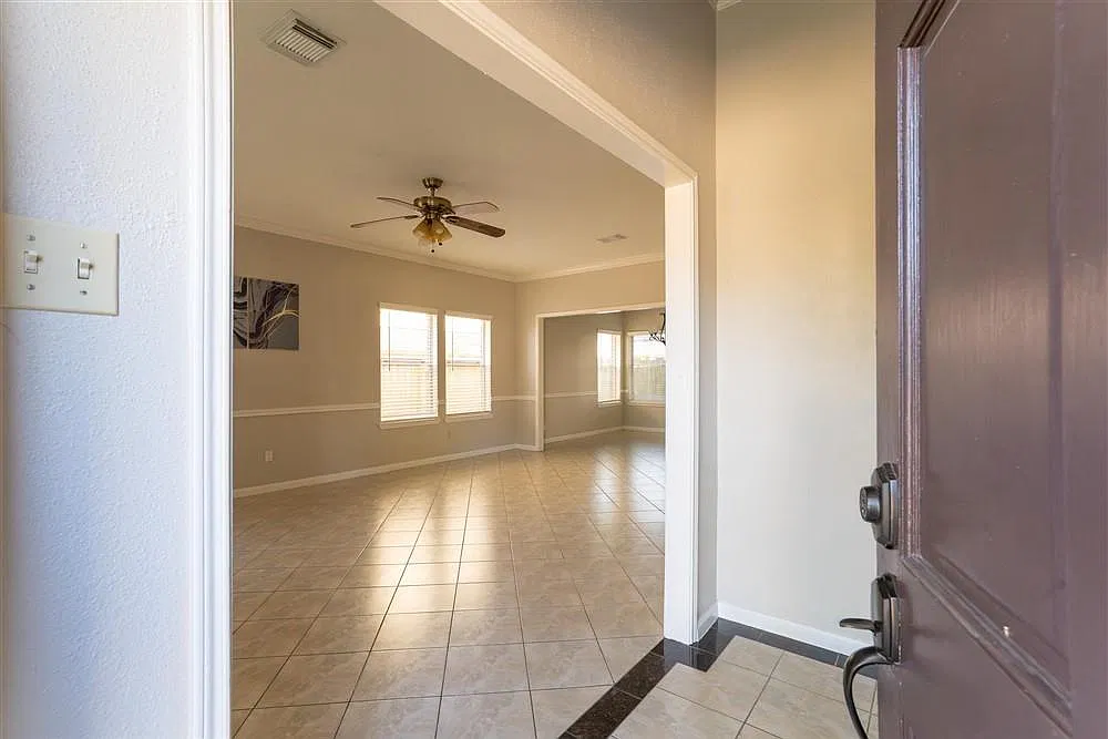 4 bed, 2.5 bath, 2162 sqft, $1,950 — Photo 4