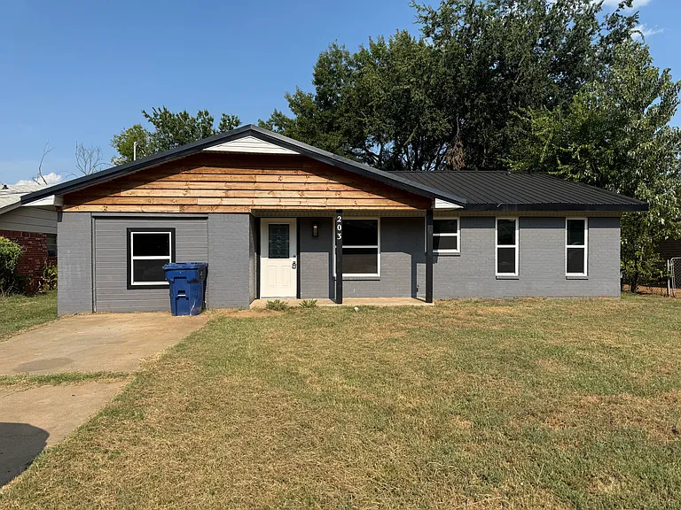 203 Debbie Ln — Photo 1