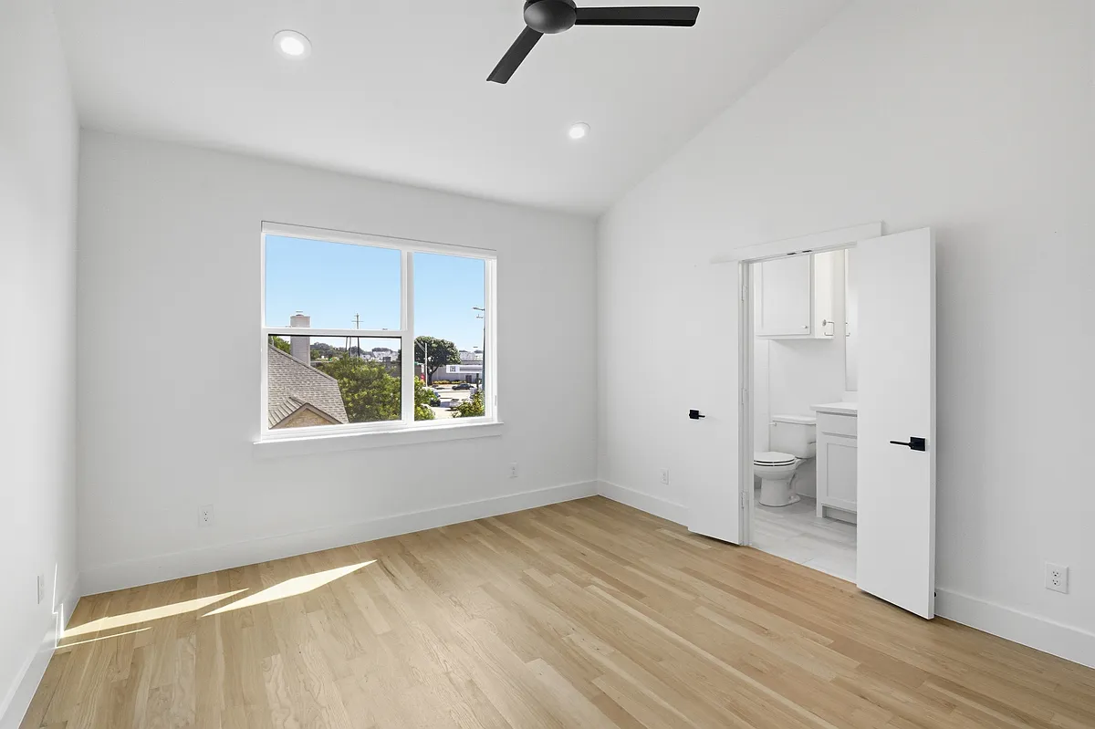 Building Photo - 6345 Richmond Ave #2