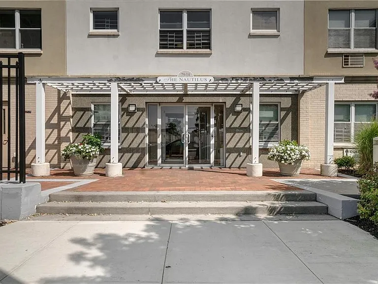 7914 Rockaway Beach Blvd #3L — Photo 15