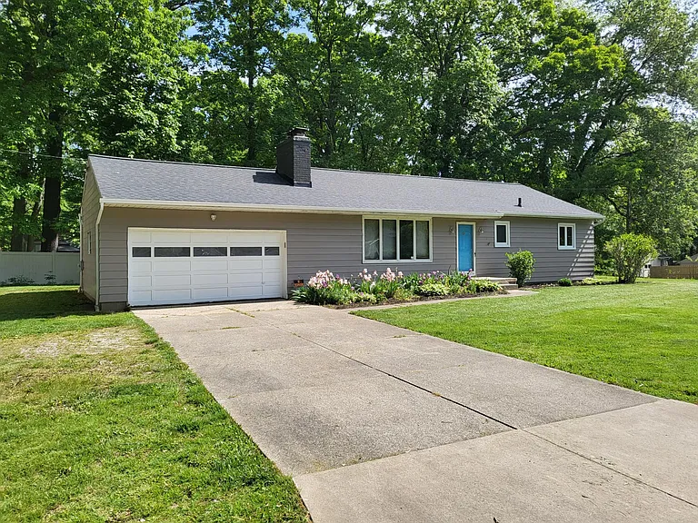 689 Deborah Dr — Photo 1