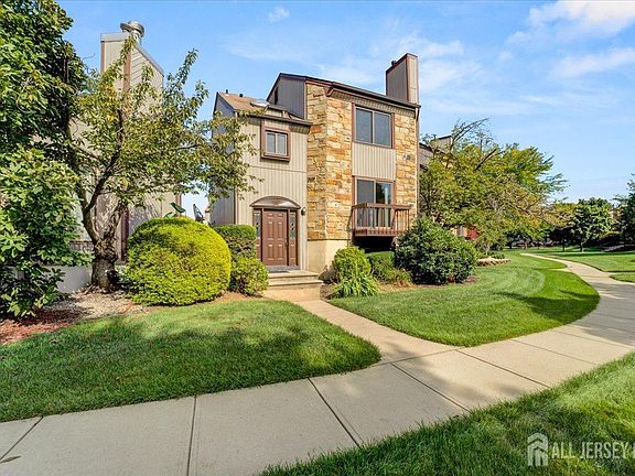 3rd image of 17 Emerald Ln