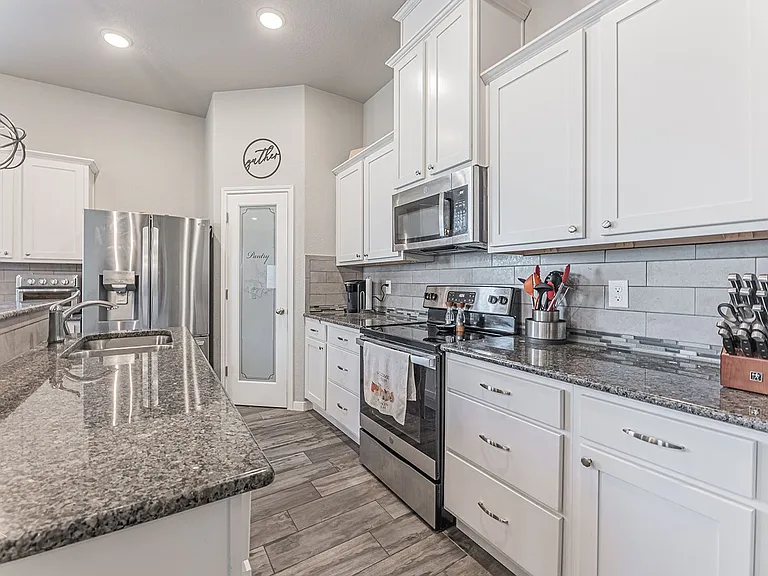 810 Earp Dr — Photo 4