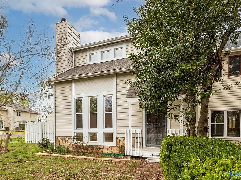 401 Hobbs Rd SE — Photo 3