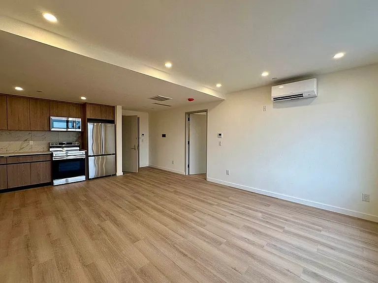 321 Franklin Ave #4C — Photo 4