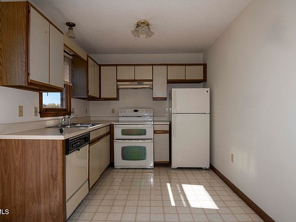 2nd image of 187 Oakcrest Cir #187