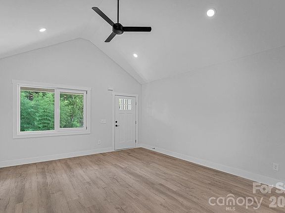 4th image of 520 E 2nd Ave
