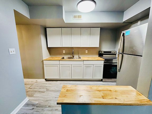 4th image of 1150 Towne St #4
