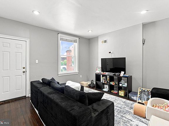 5th image of 2119 Ruffner St