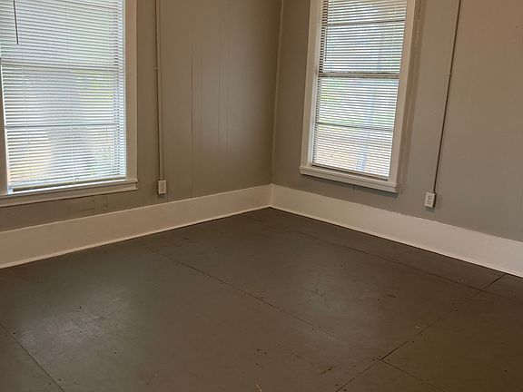 3rd image of 411 N Waco St