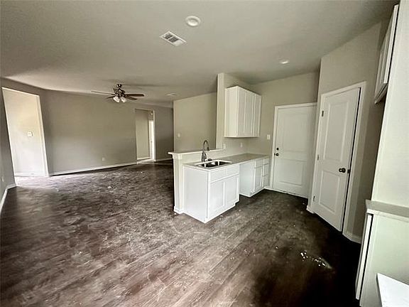 4th image of 611 West Ave
