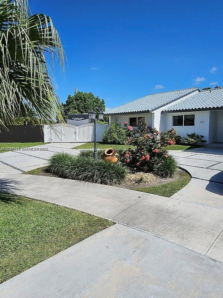 3 bed, 2056 sqft, $3,300 — Photo 1