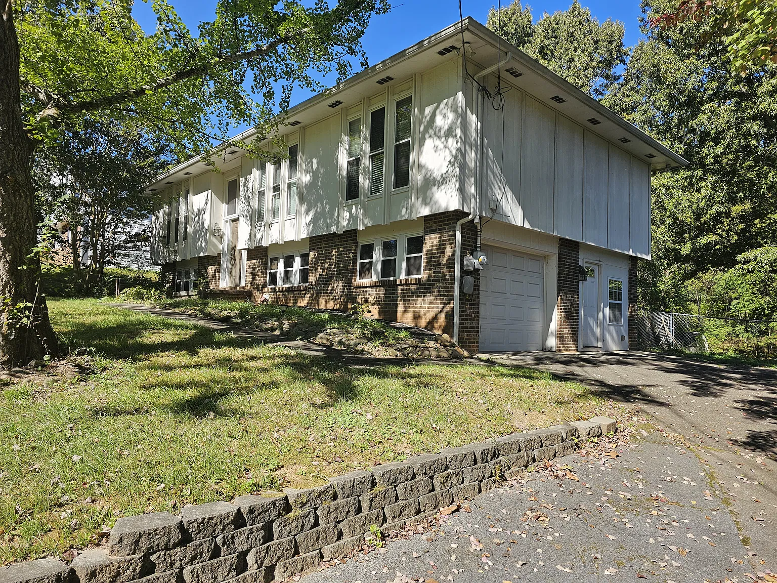 4 bed, 2094 sqft, $2,200 — Photo 2