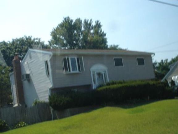 3rd image of 10 Lark Dr