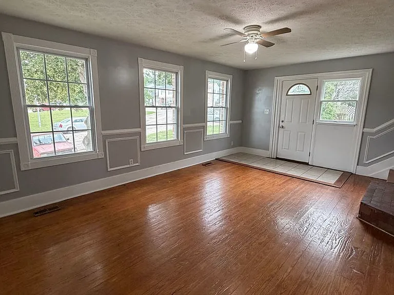 556 Burlington Ct — Photo 3