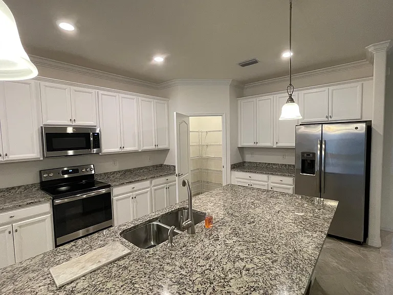 9353 Glenforest Dr — Photo 4