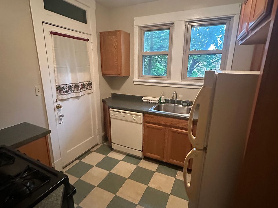 1st image of 2975 Glenmore Ave Floor 1