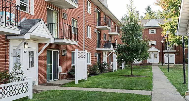 St Charles Court Apartments — Photo 8