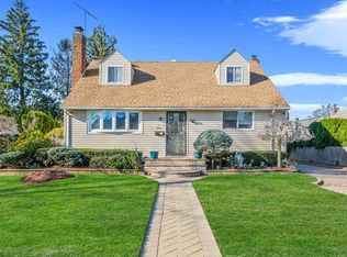 11 Northcote Rd, Westbury, NY 11590