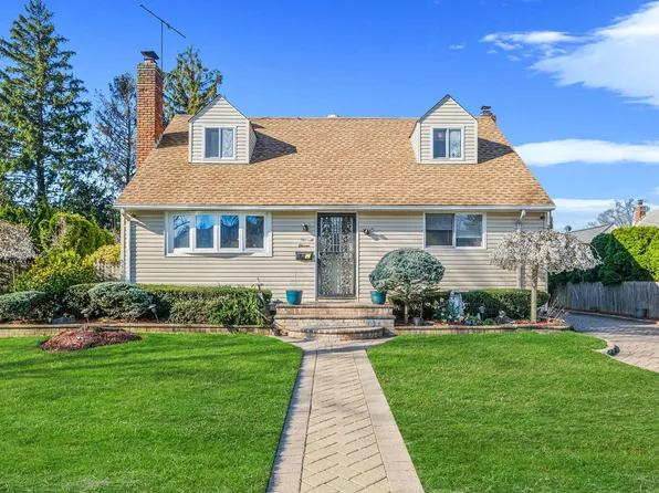 11 Northcote Road, Westbury, NY 11590