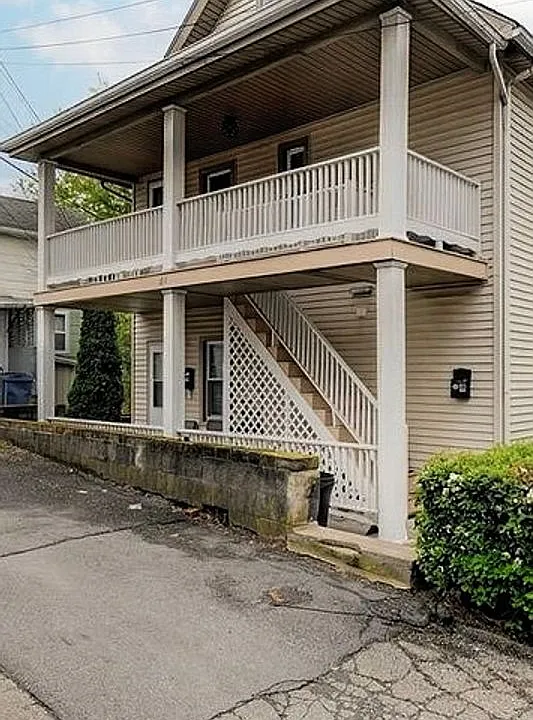 641 E Elm St