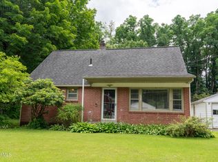 98 Meadowbrook Rd, Saratoga Springs, NY 12866