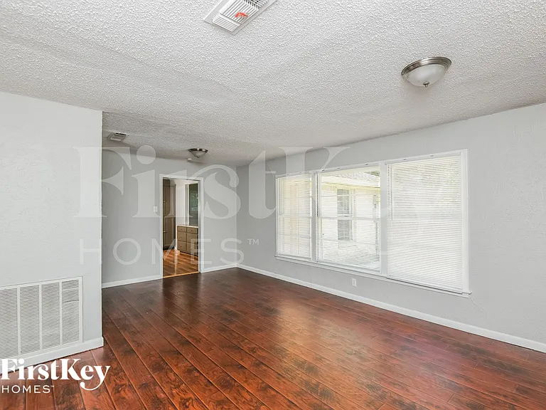 2217 Major Dr — Photo 4