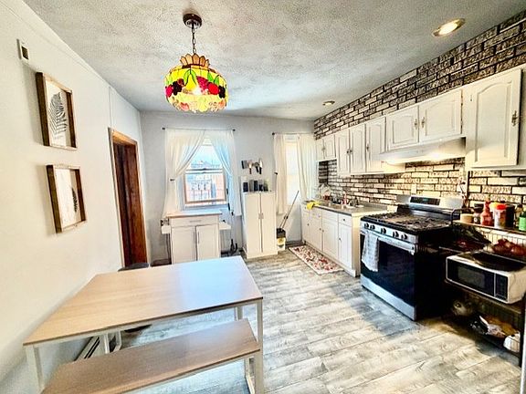 4th image of 240 Hanover St #4