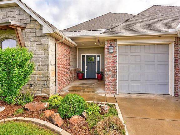 2nd image of 1925 N Carmona Lakes Dr