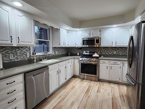4th image of 10300 Hyde Park
