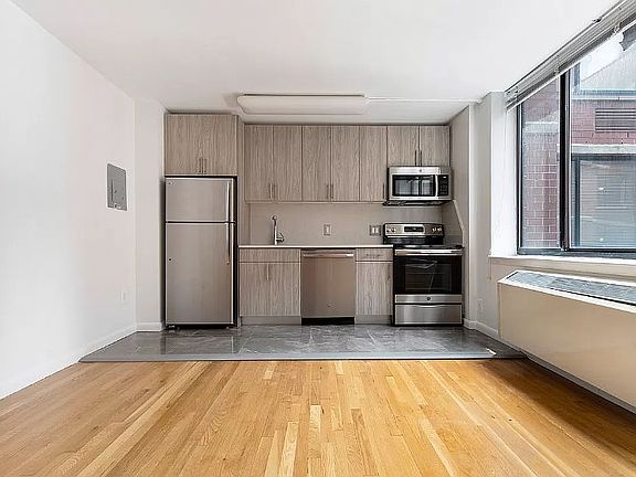 3rd image of 121 Reade St APT 6H