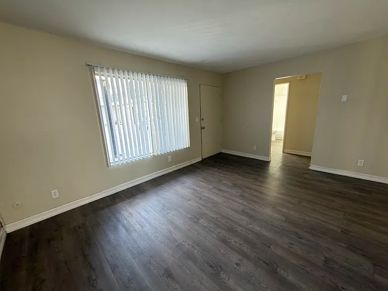 4311 Winona Ave — Photo 13