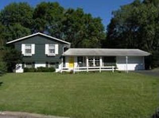 1020 Arrowhead Dr, Dubuque, IA 52003