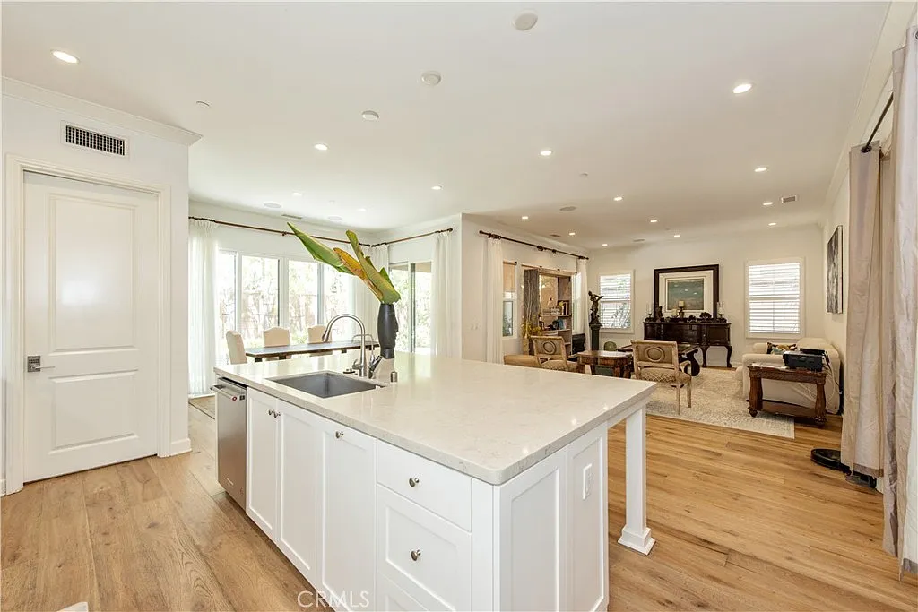 5 bed, 5.5 bath, 3003 sqft, $9,000 — Photo 4