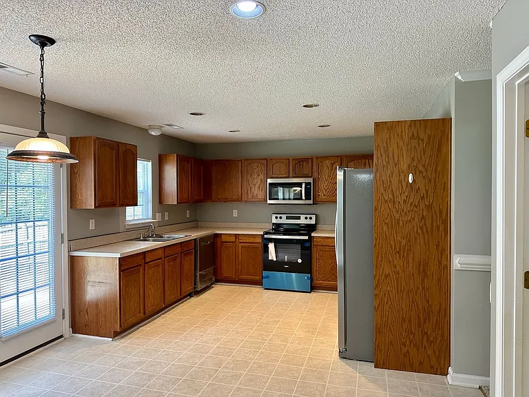 5091 Ballantine Dr — Photo 2