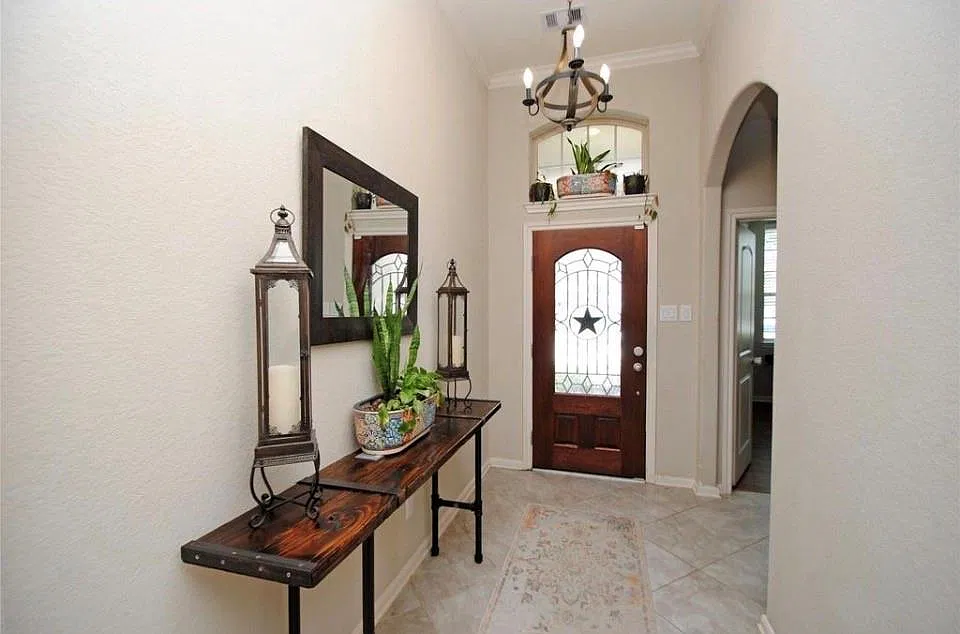 3 bed, 3.0 bath, 2525 sqft, $2,850 — Photo 2