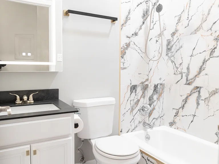 1538 N Rockwell St — Photo 8