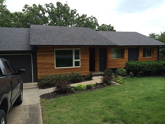 3rd image of 1062 E Oaks Manor Dr