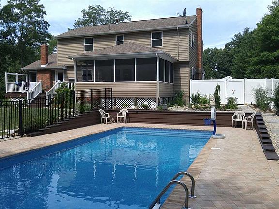 2nd image of 13 Cresthaven Ln