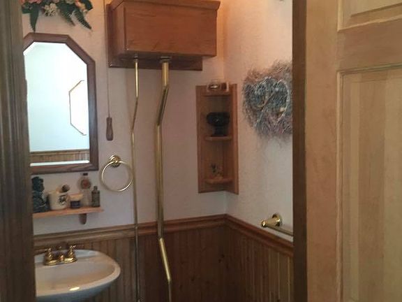 1/2 bath/powder room