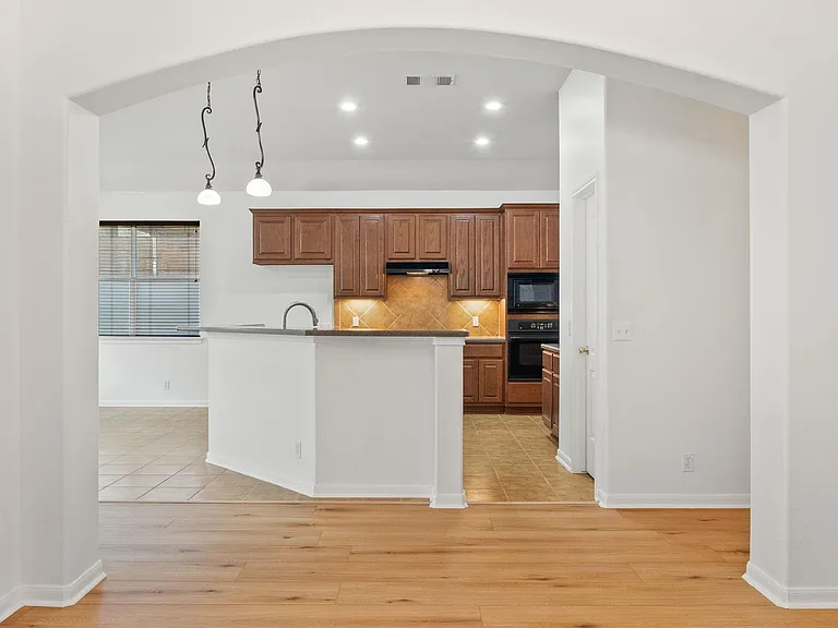 209 Canterbury Dr — Photo 9