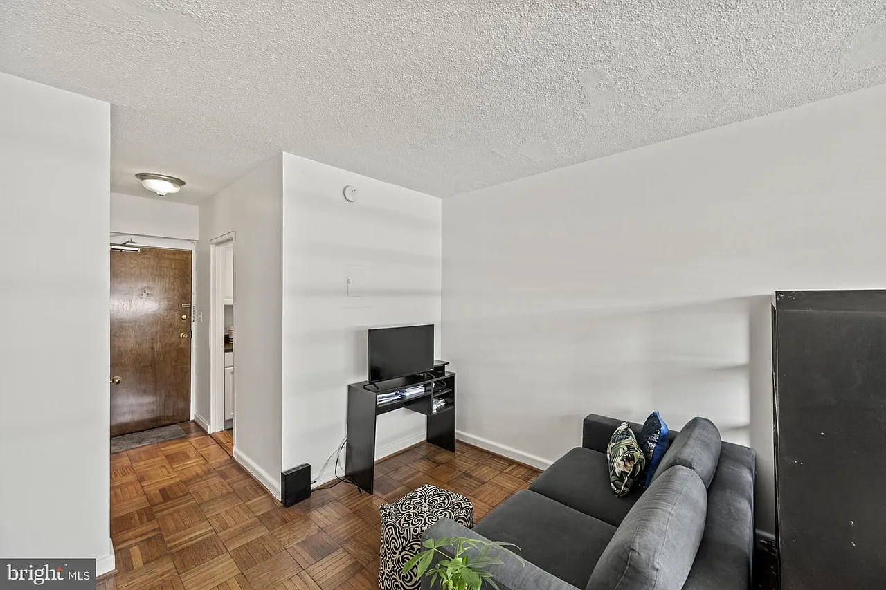 Studio, 400 sqft, $1,900 — Photo 4