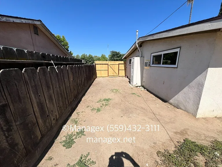 4256 N Millbrook Ave — Photo 20